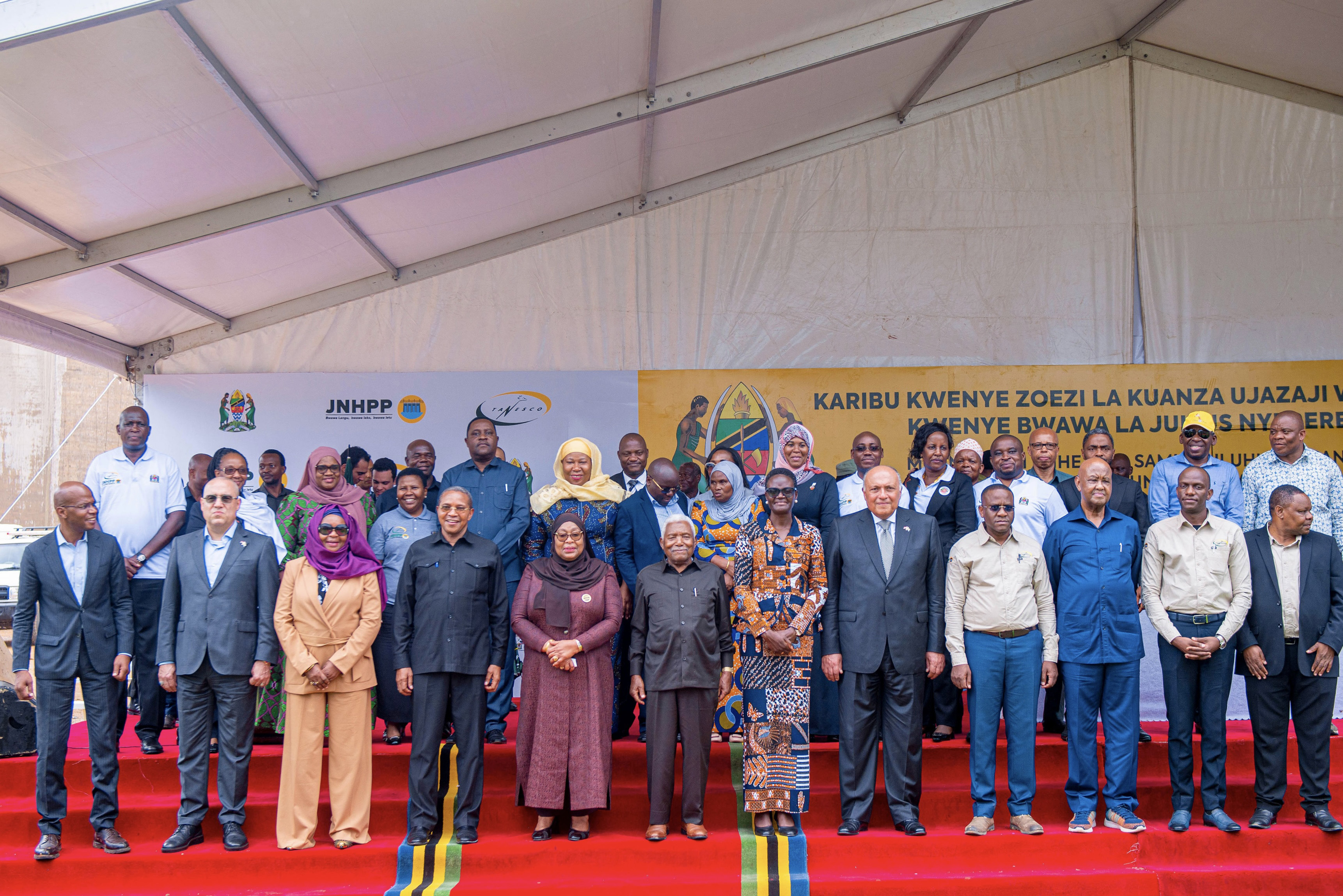 La présidente de la Tanzanie célèbre la mise en eau et le remplissage de JNHPP avec "ELSEWEDY ELECTRIC" et "The Arab Contractors"